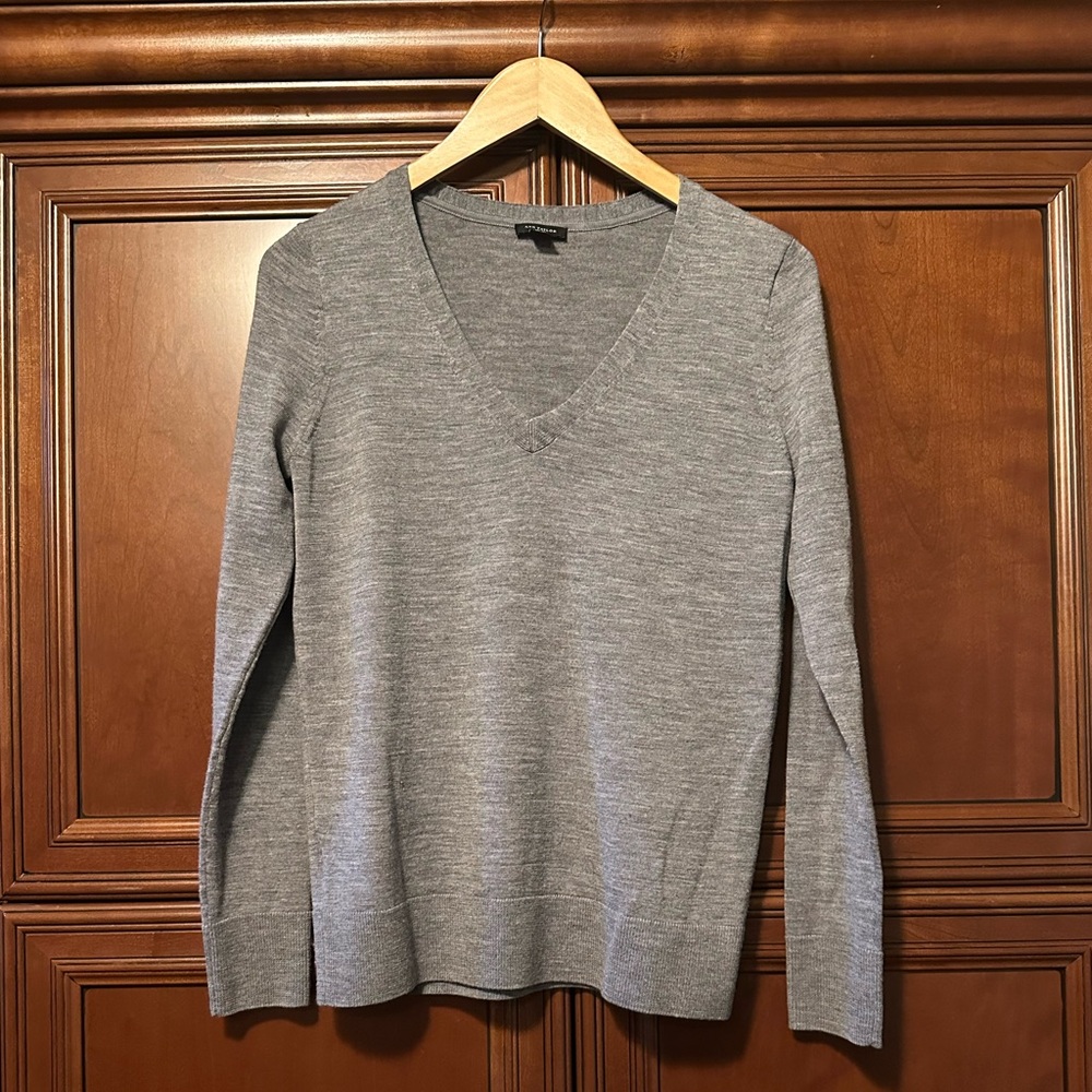 Ann Taylor 100% Extra Fine Merino Wool Gray V-Neck Sweater